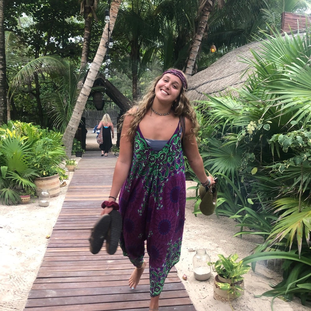 Meet your Posher, Ayris